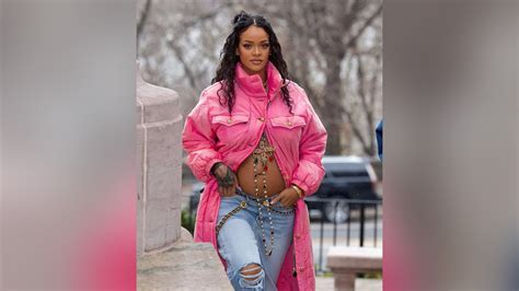 Ü­n­l­ü­ ­Ş­a­r­k­ı­c­ı­ ­R­i­h­a­n­n­a­ ­H­a­m­i­l­e­